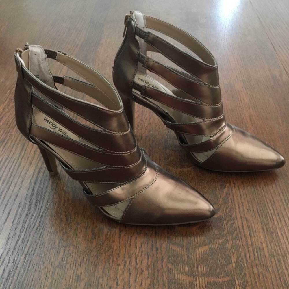 Cut Out Pointed Toe Booties - Picture 5 of 8